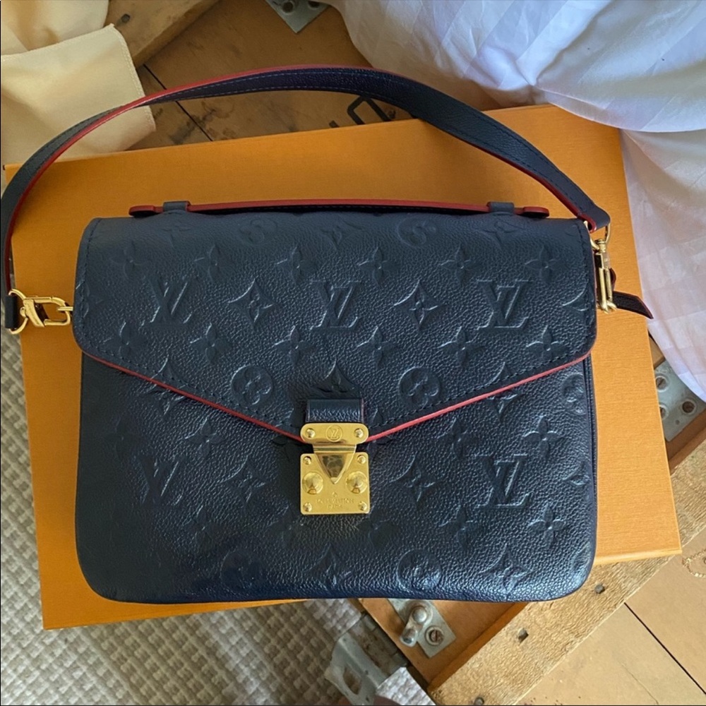 Louis Vuitton Pochette Metis Monogram Bag